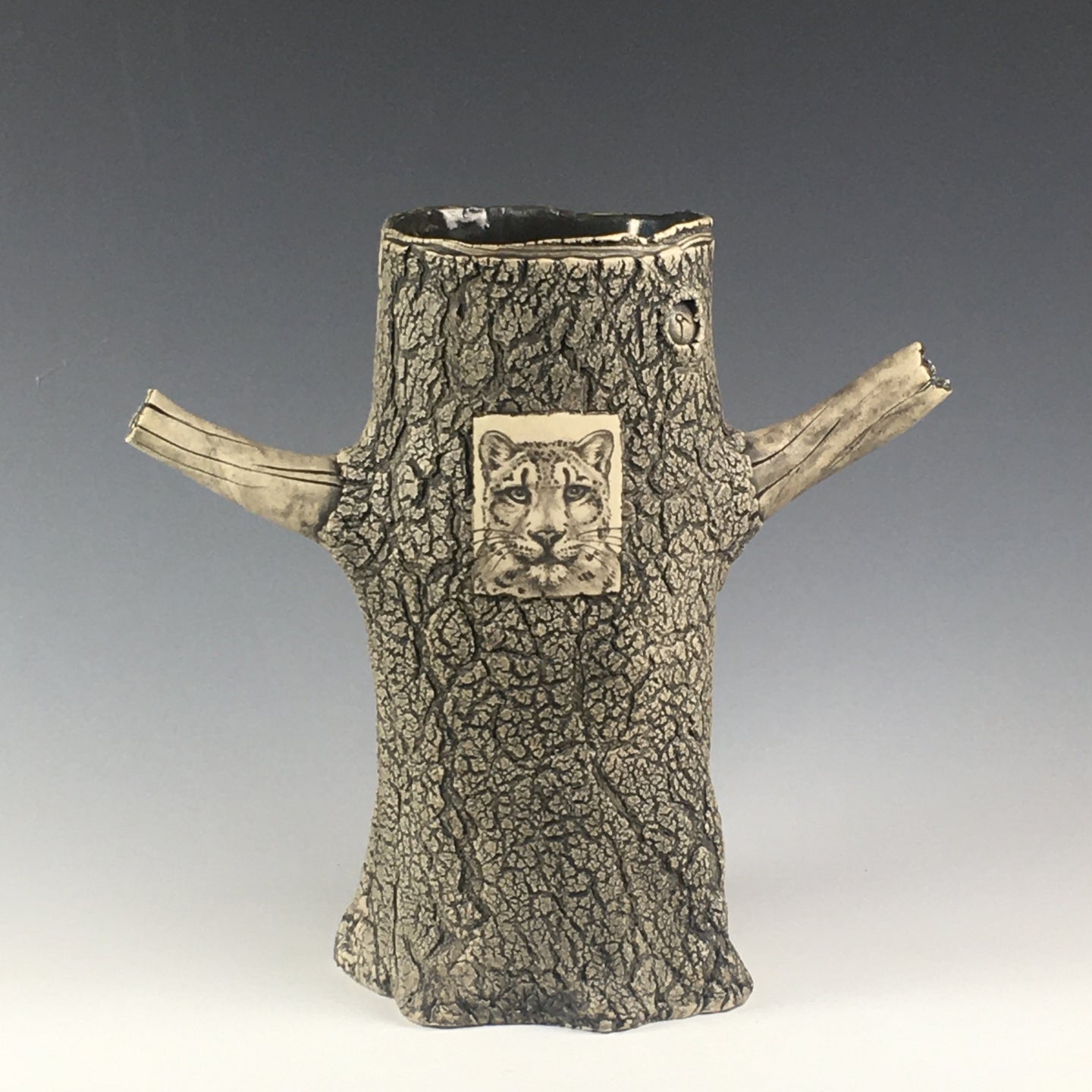 114. Trunk vase/Snow Leopard & Marten