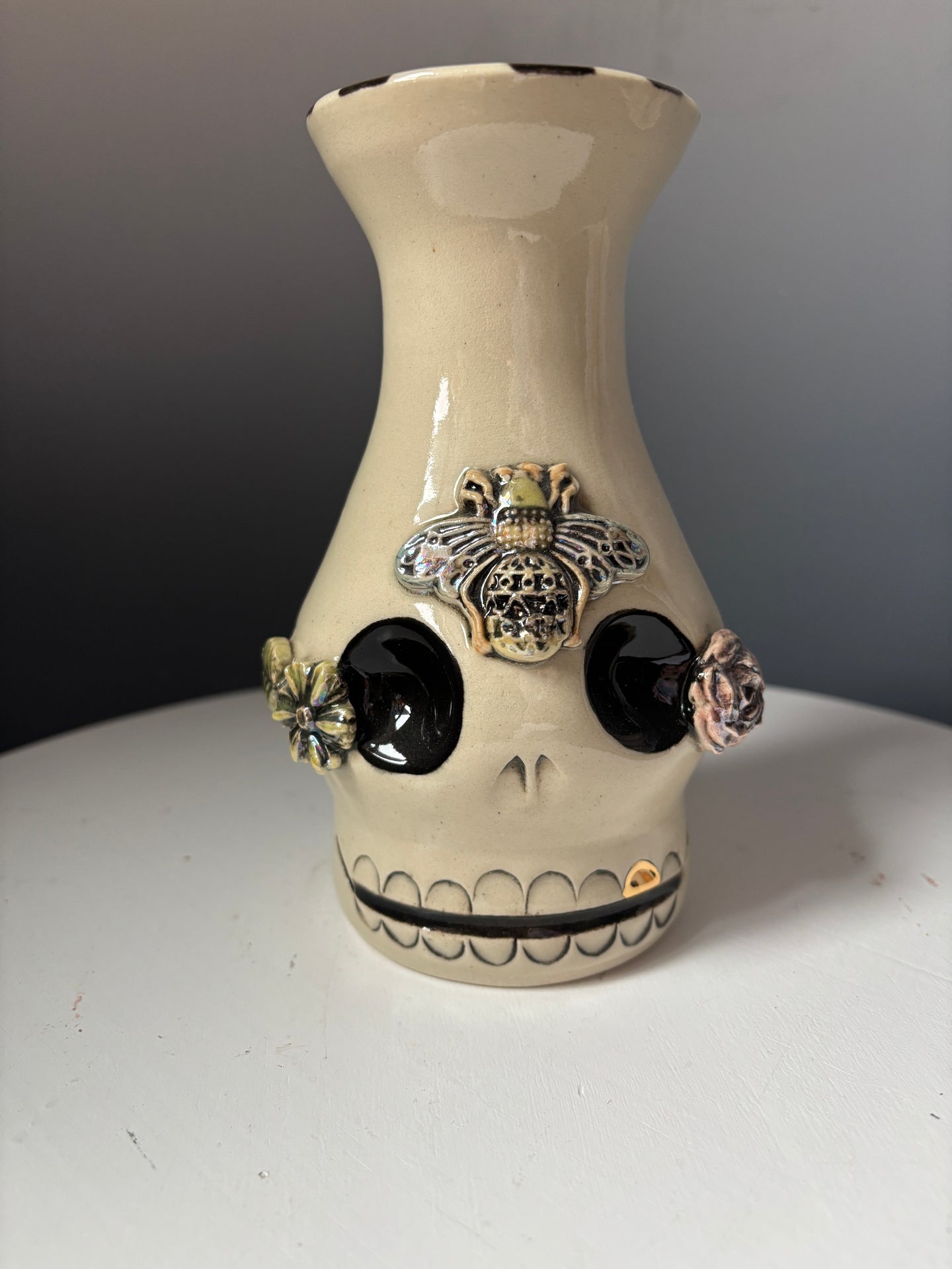 14. Skully Vase Queen Bee